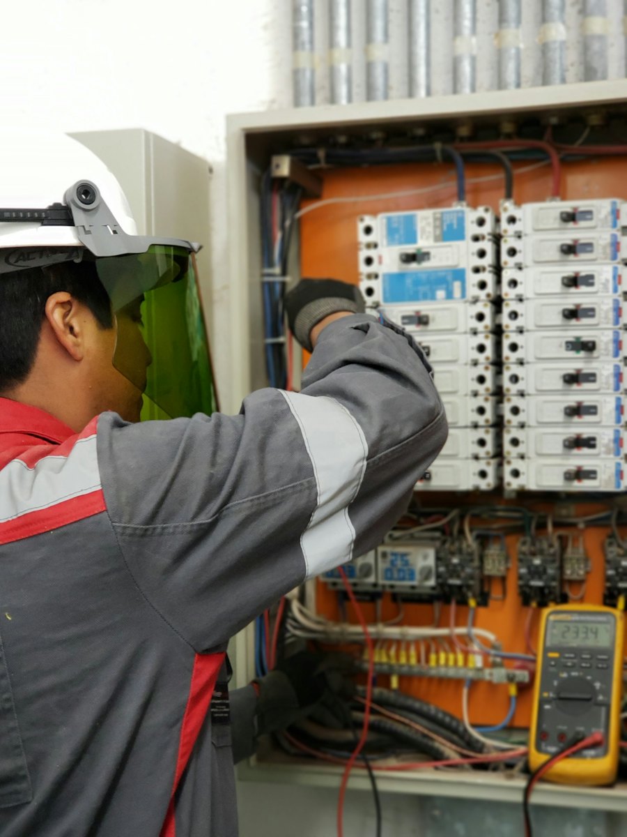 Eletricista testando um painel elétrico