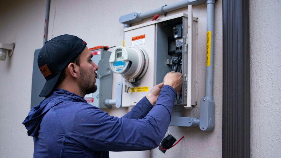 Técnico trabalhando em um medidor elétrico